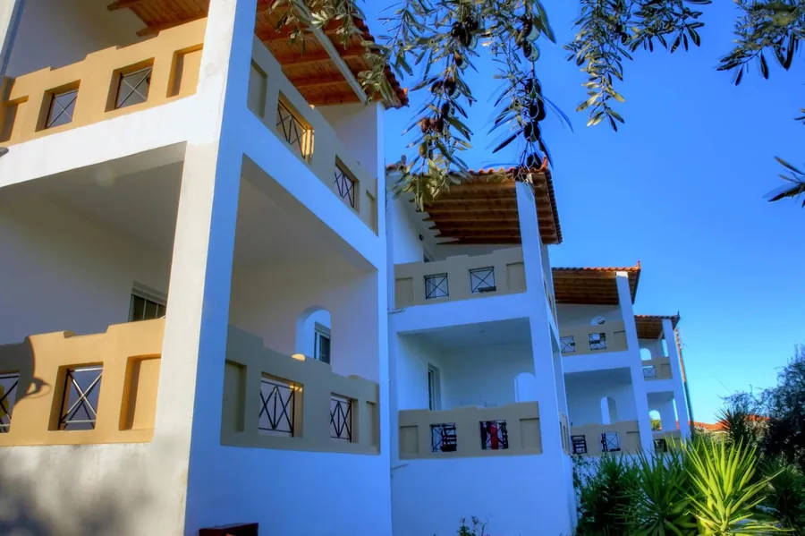 Τα μπαλκόνια του κτιρίου ανάμεσα στα κλαδιά