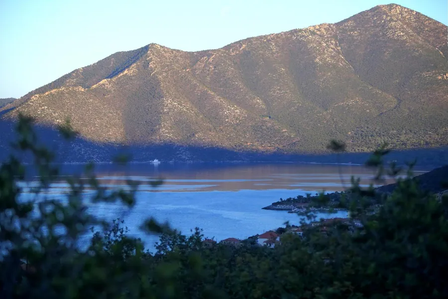 Το βουνό και η θάλασσα το πρωί