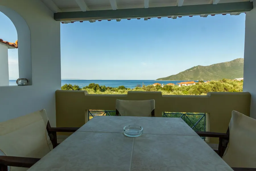 Τραπέζι στη βεράντα με θέα στον κόλπο